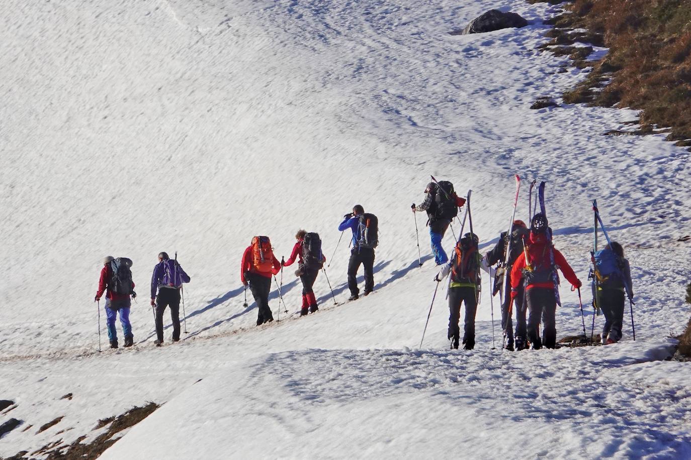 El cuerpo sin vida de Carlos Ugidos, el montañero de LLanes desaparecido en Picos de Europa, fue hallado este jueves en la ladera norte del pico Mancondiú y las primeras hipótesis apuntan a una caida por una ladera de fuerte pendiente