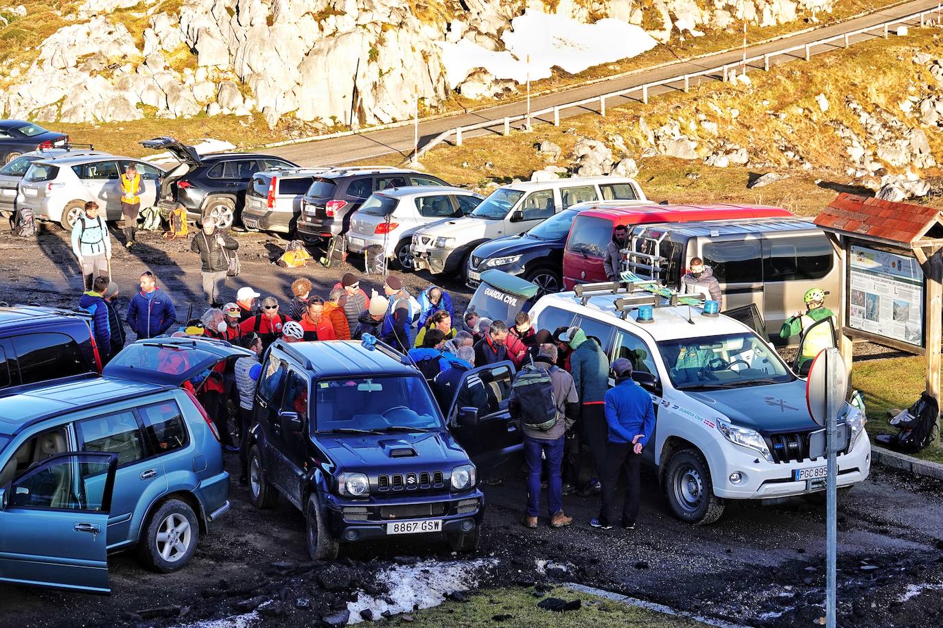 El cuerpo sin vida de Carlos Ugidos, el montañero de LLanes desaparecido en Picos de Europa, fue hallado este jueves en la ladera norte del pico Mancondiú y las primeras hipótesis apuntan a una caida por una ladera de fuerte pendiente