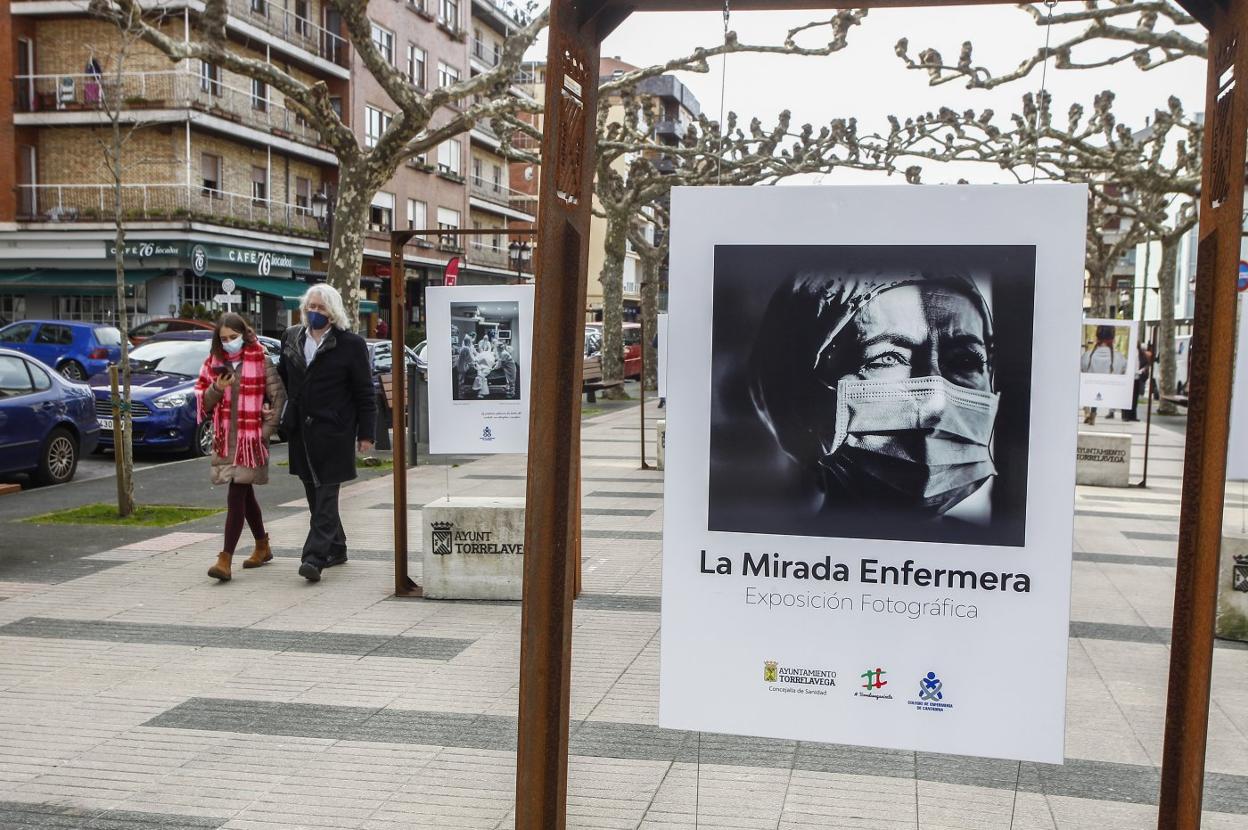 Paneles con las fotografías que integran la muestra en la Avenida de España. 