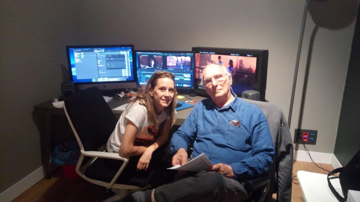 La santanderina Vanessa Marimbert, junto al cineasta Carlos Saura, durante el montaje de la película 'El Rey de todo el mundo'. 