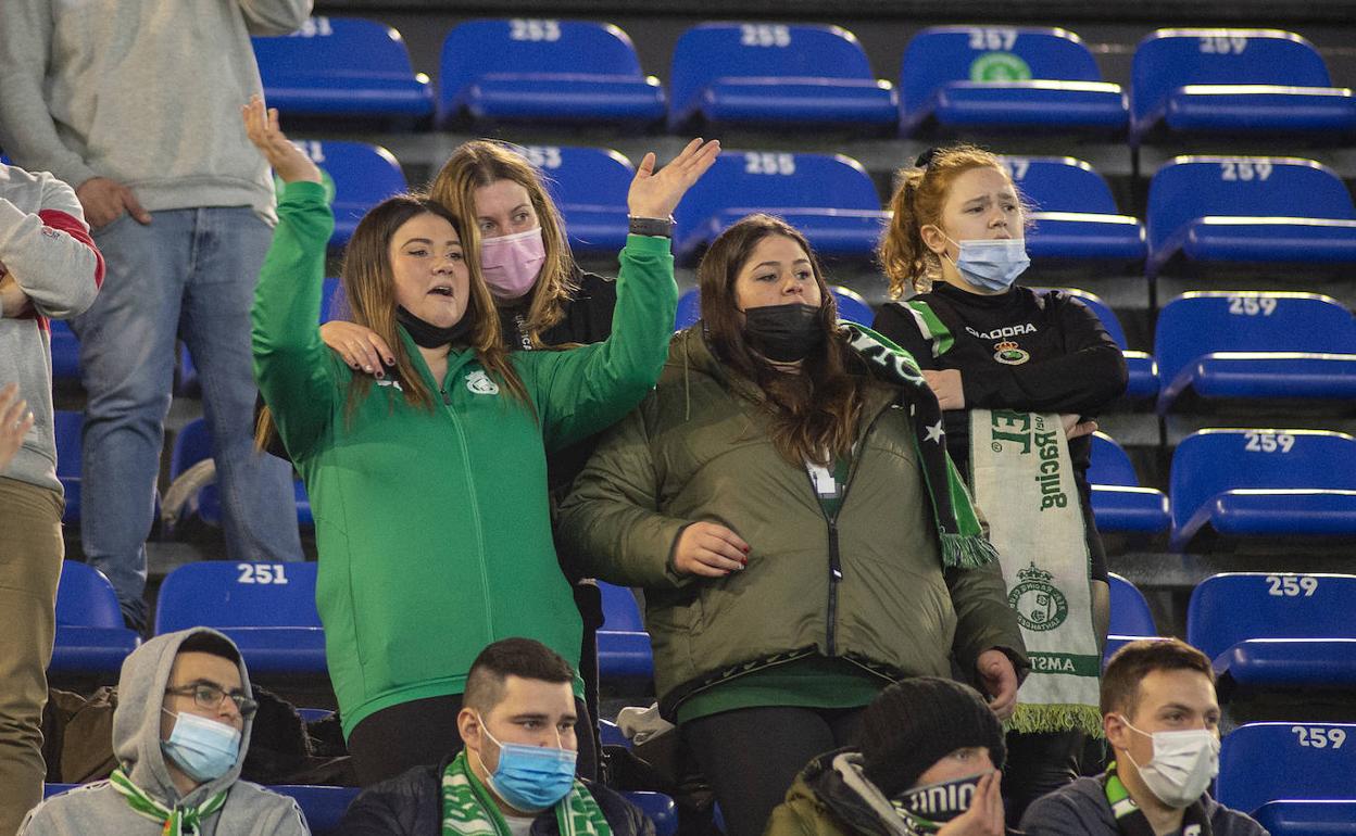 Aficionados del Racing en las gradas del Riazor.