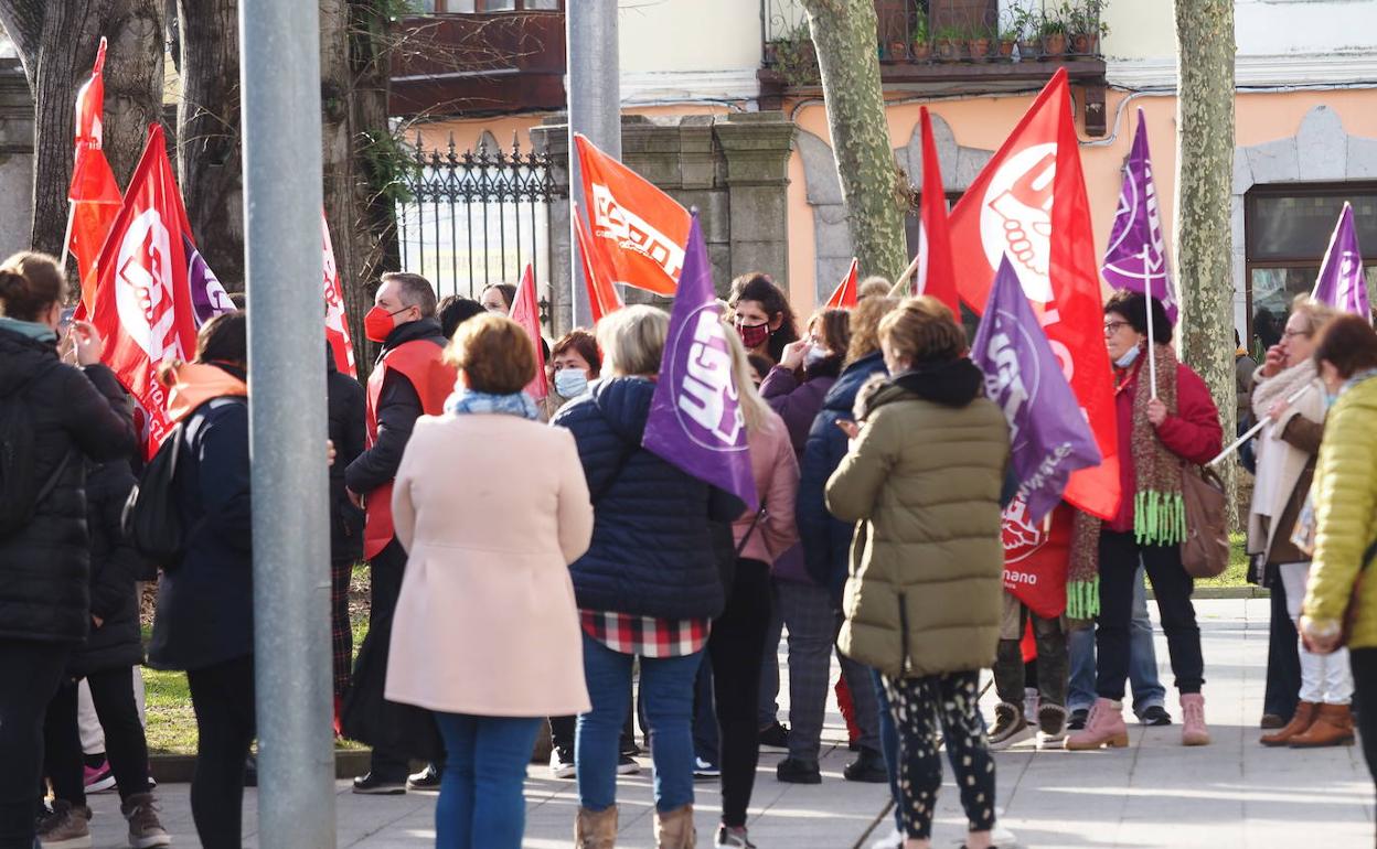 Las trabajadoras de las fábricas se manifestaron en Santoña a principios de febrero.