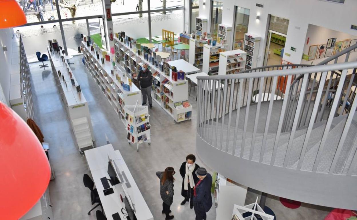 La nueva y gran biblioteca municipal espera ahora la llegada del lunes para abrir sus puertas a los usuarios.