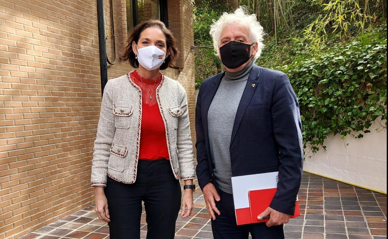 Ángel Cuevas y Reyes Maroto, tras la reunión. 