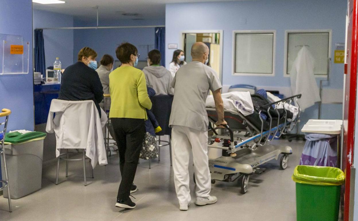 Sanitarios y enfermos, en las Urgencias del hospital de Valdecilla.