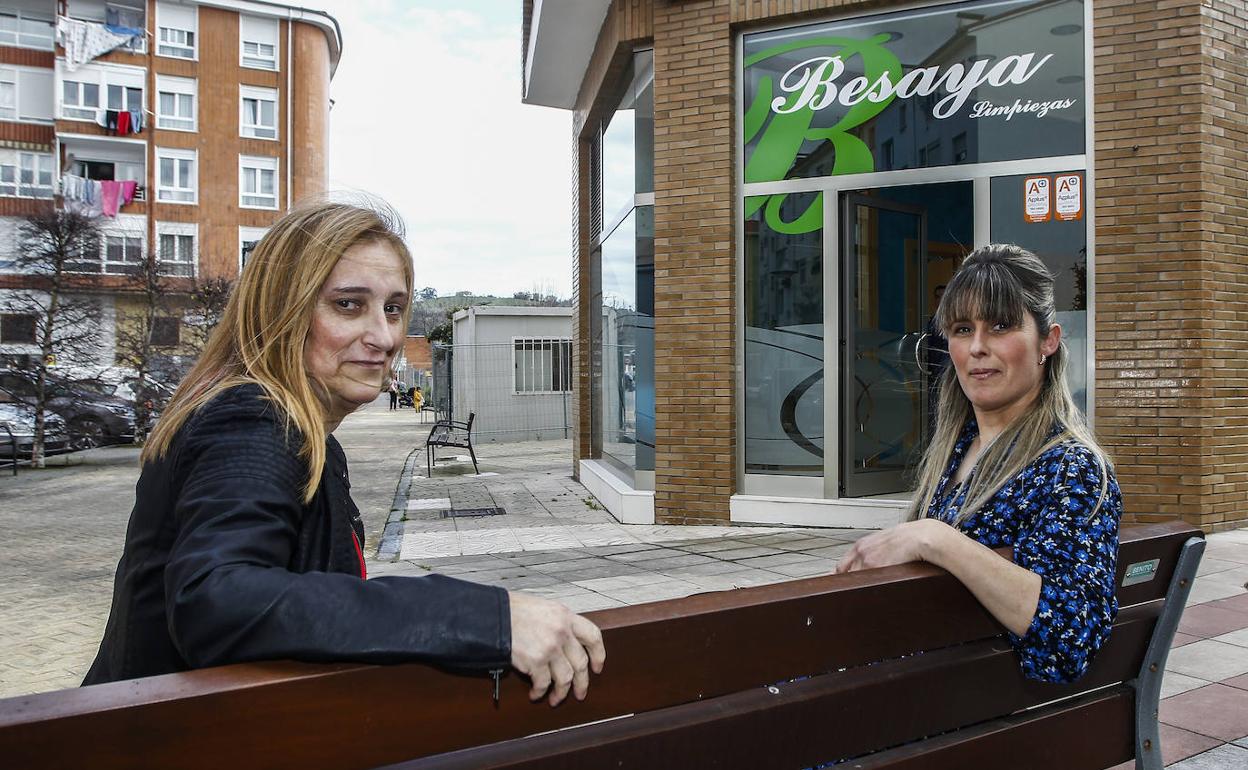 Margarita Pereira y María Luisa Gutiérrez, ayer, delante de las oficinas de Limpiezas Besaya.