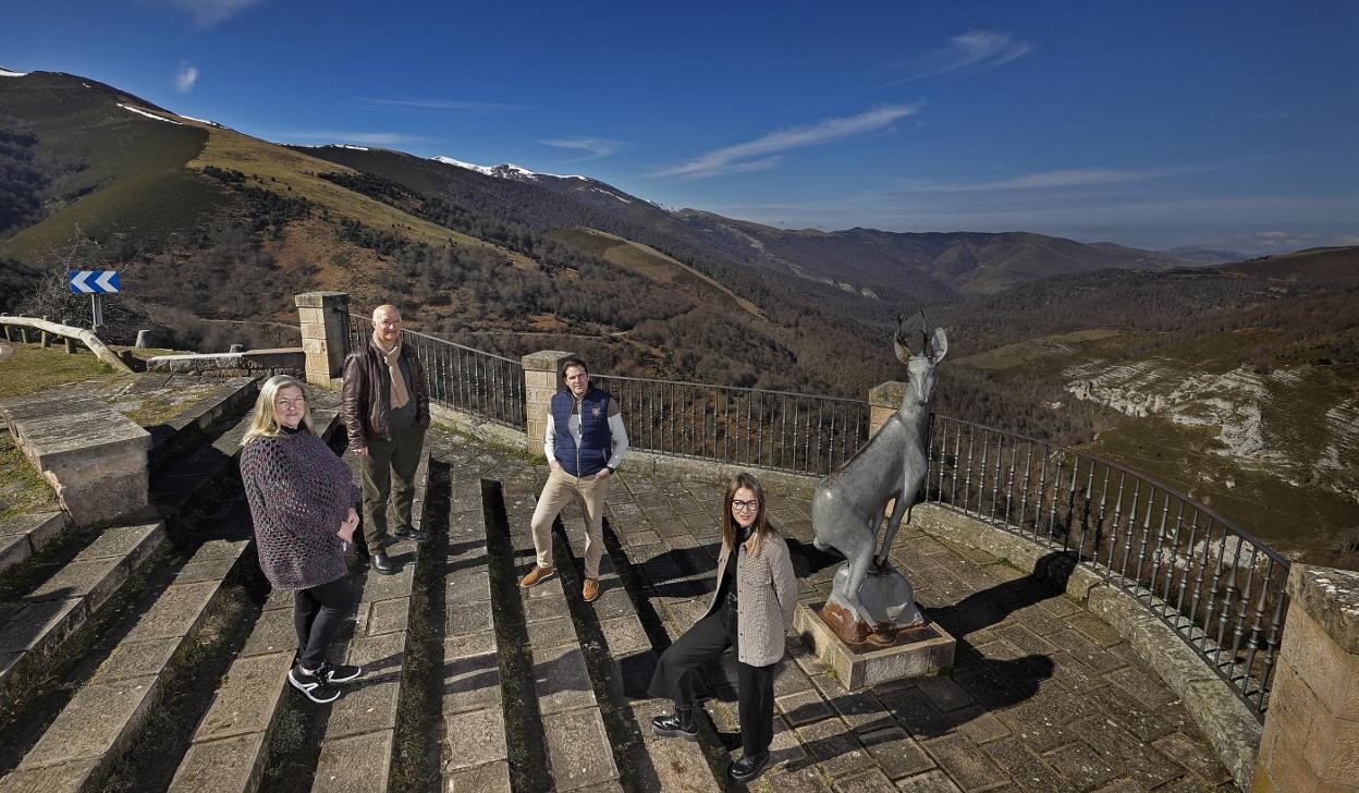 Belén Ceballos, de Los Tojos; Pedro Luis Gutiérrez, de la Hermandad de Campoo de Suso; José Antonio Gutiérrez, de Ruente e Irene de Cos, de Cabuérniga, en lo alto de Palombera. 