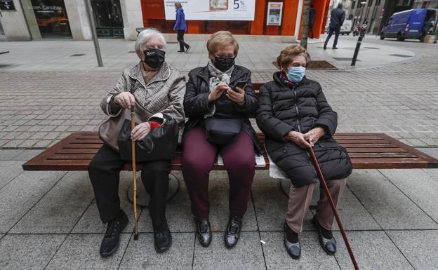 De izquierda a derecha, Concepción, Dorita y su madre, Saturnina, en la calle Juan de Herrera, en Santander. 