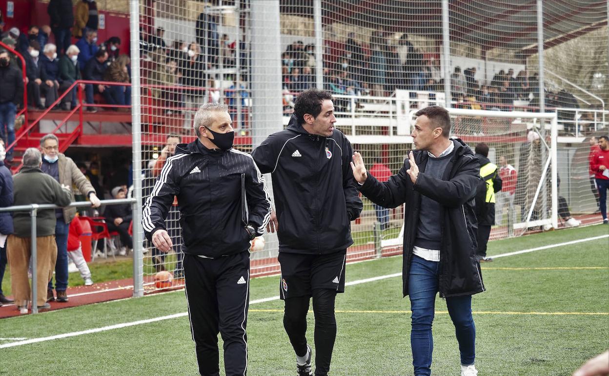 Gonzalo Bustamante (segundo) Borja Pila (preparador físico) y Sesi.