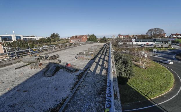 Puente a ninguna parte en la S-20. Con los dos accesos cortados, este puente lleva casi treinta años abandonado. Las obras se pararon por la presión vecinal.