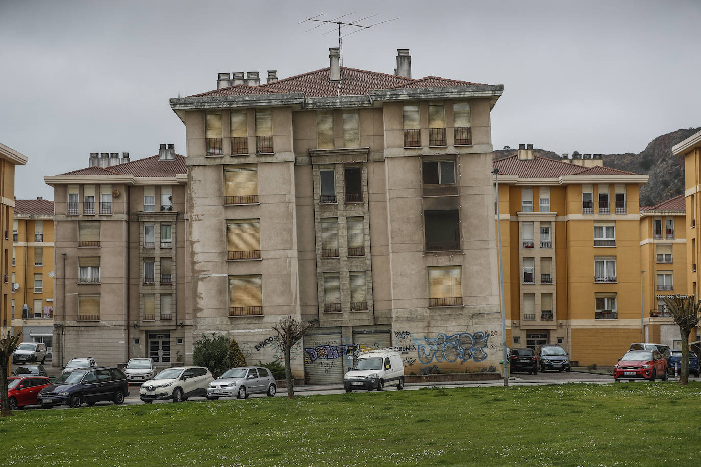 El edificio inclinado, en Peñacastillo. Empezó a torcerse a los dos años de ser habitado, hace ya tres décadas. Aunque se desalojó, no hubo solución para sus habitantes.