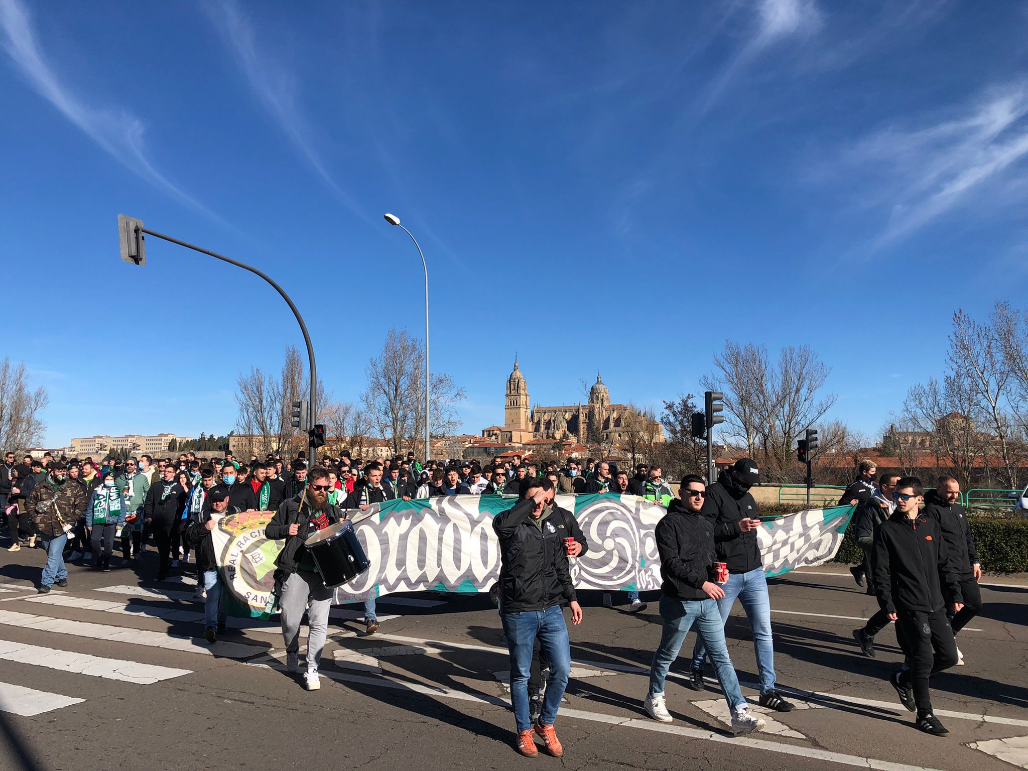 El desfile de los Racinguistas por Salamanca, presidido por una pancarta de la Gradona de los Malditos. 