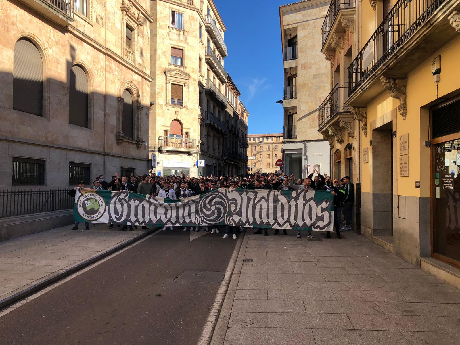 El desfile de los Racinguistas por Salamanca, presidido por una pancarta de la Gradona de los Malditos. 