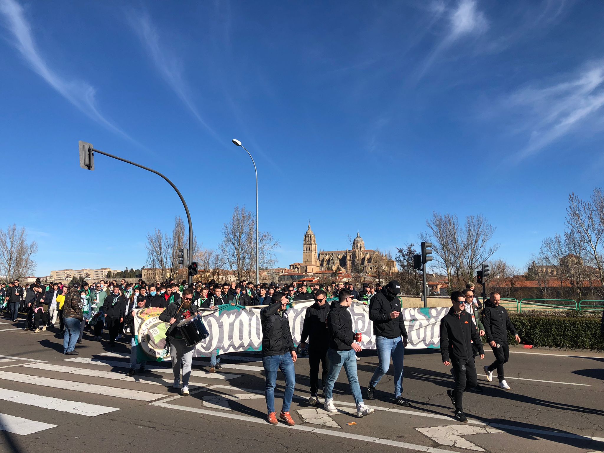 El desfile de los Racinguistas por Salamanca, presidido por una pancarta de la Gradona de los Malditos. 