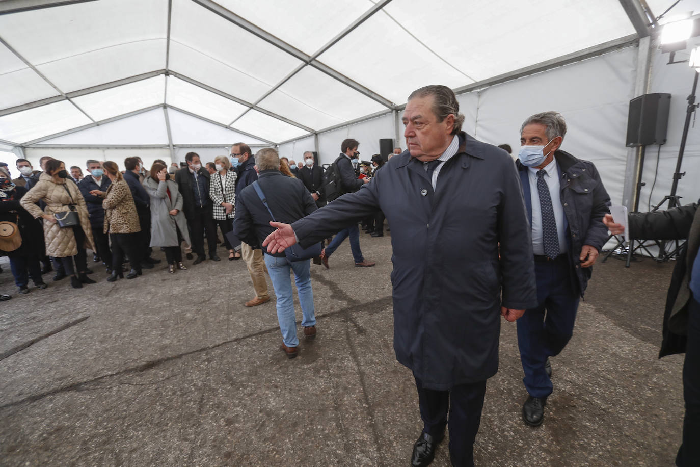 El presidente de Cantabria, Miguel Ángel Revilla; y el director de Planificación de Puertos del Estado, Manuel Arana, entre otros, han asistido a la colocación de la primera piedra de la terminal de contenedores de Boluda Shipping en el Espigón Norte de Raos.