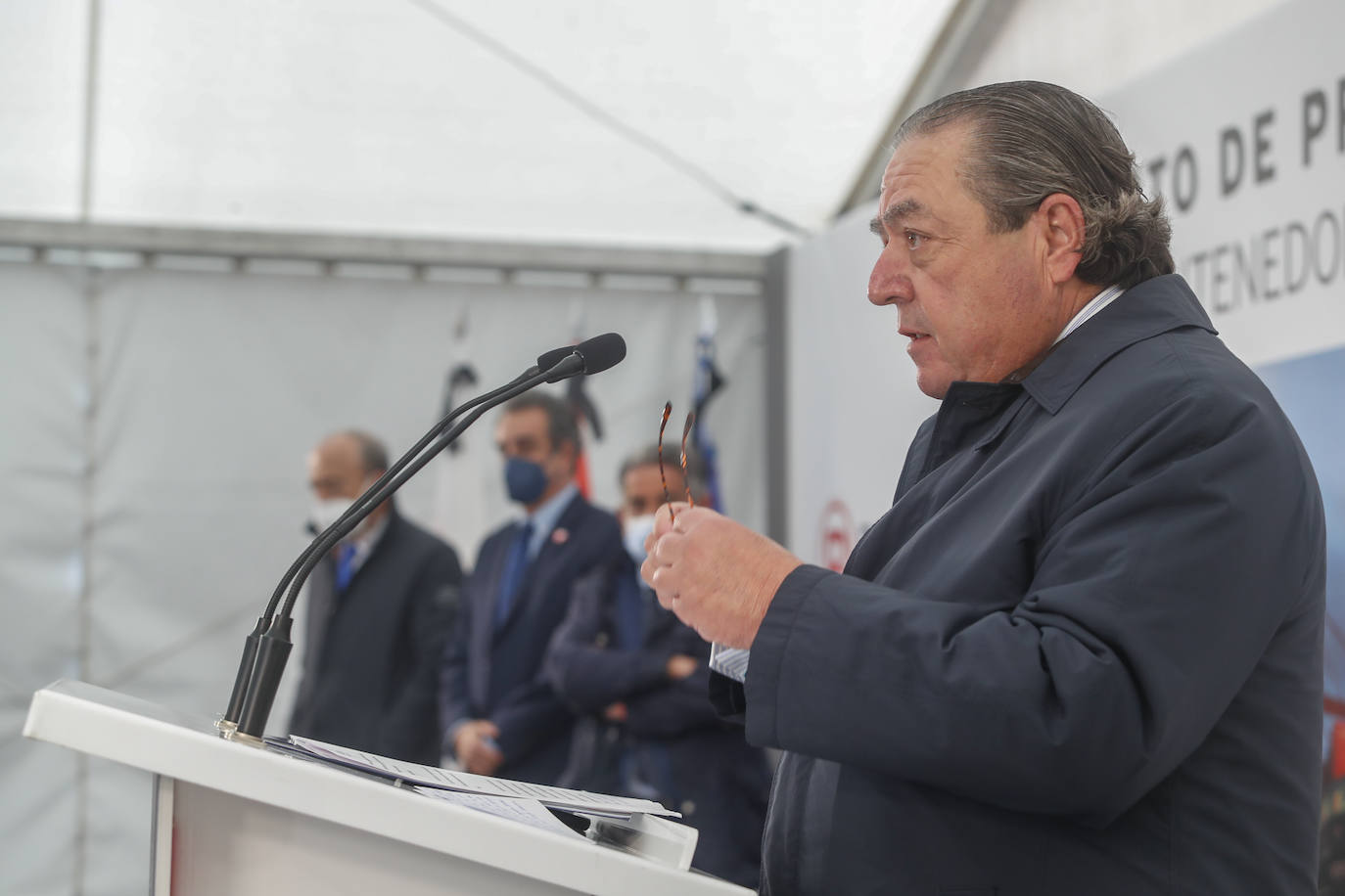 El presidente de Cantabria, Miguel Ángel Revilla; y el director de Planificación de Puertos del Estado, Manuel Arana, entre otros, han asistido a la colocación de la primera piedra de la terminal de contenedores de Boluda Shipping en el Espigón Norte de Raos.