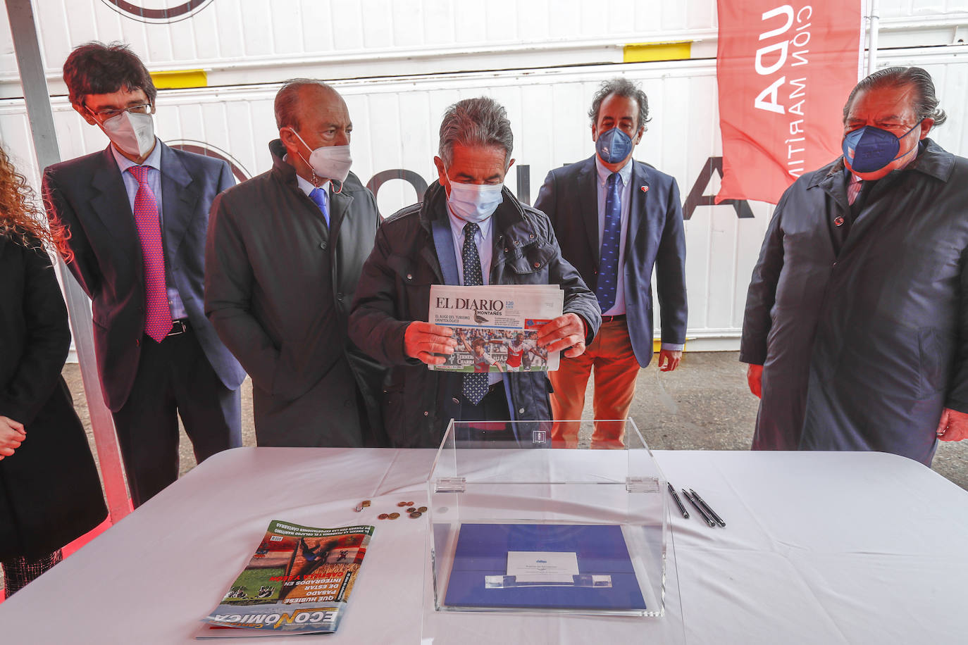 El presidente de Cantabria, Miguel Ángel Revilla; y el director de Planificación de Puertos del Estado, Manuel Arana, entre otros, han asistido a la colocación de la primera piedra de la terminal de contenedores de Boluda Shipping en el Espigón Norte de Raos.