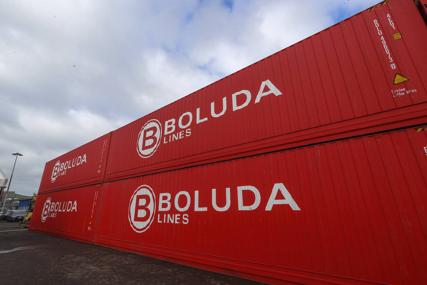 El presidente de Cantabria, Miguel Ángel Revilla; y el director de Planificación de Puertos del Estado, Manuel Arana, entre otros, han asistido a la colocación de la primera piedra de la terminal de contenedores de Boluda Shipping en el Espigón Norte de Raos.