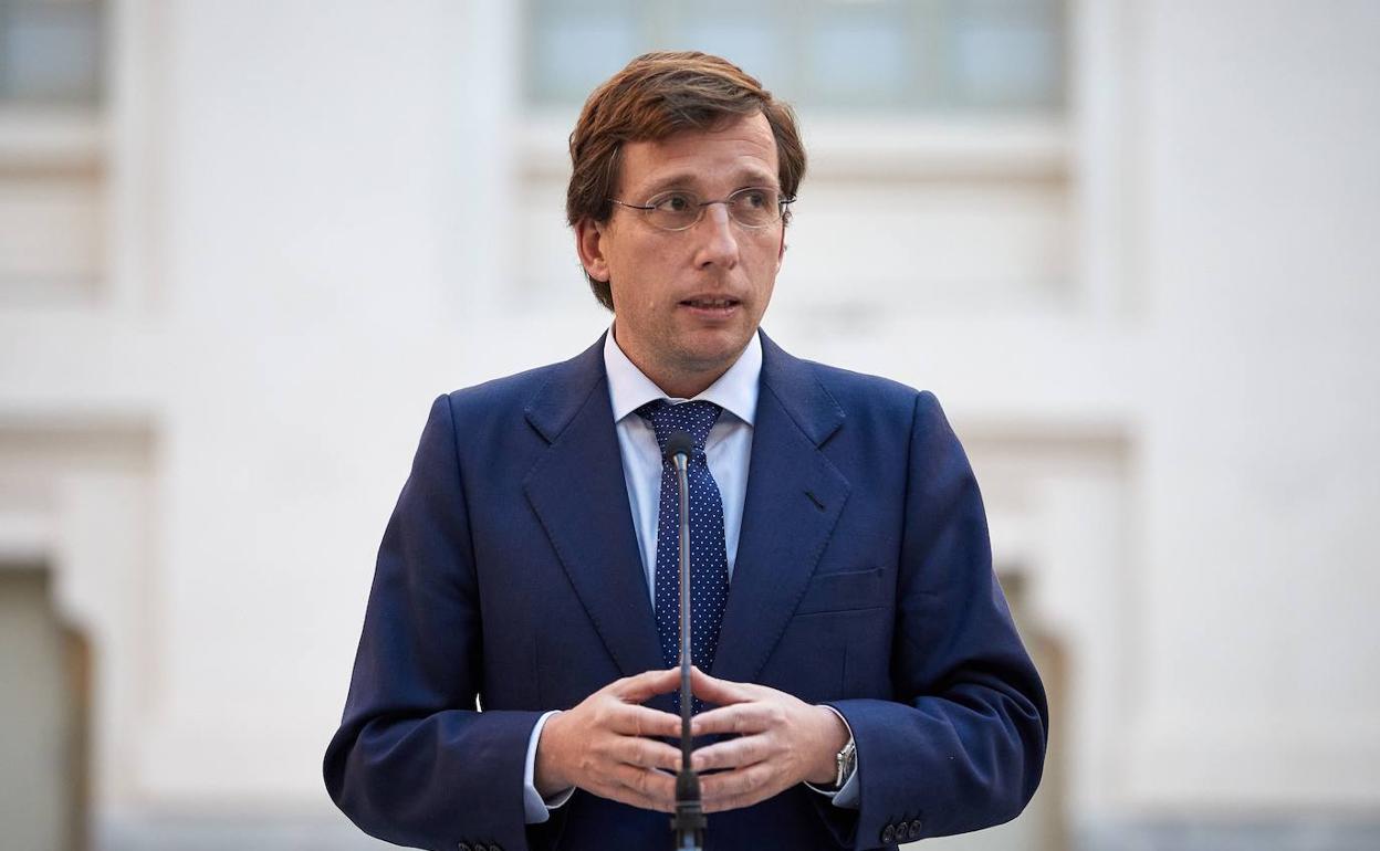 El alcalde de Madrid, José Luis Martínez-Almeida durante la rueda de prensa de este jueves en el Palacio de Cibeles en Madrid .