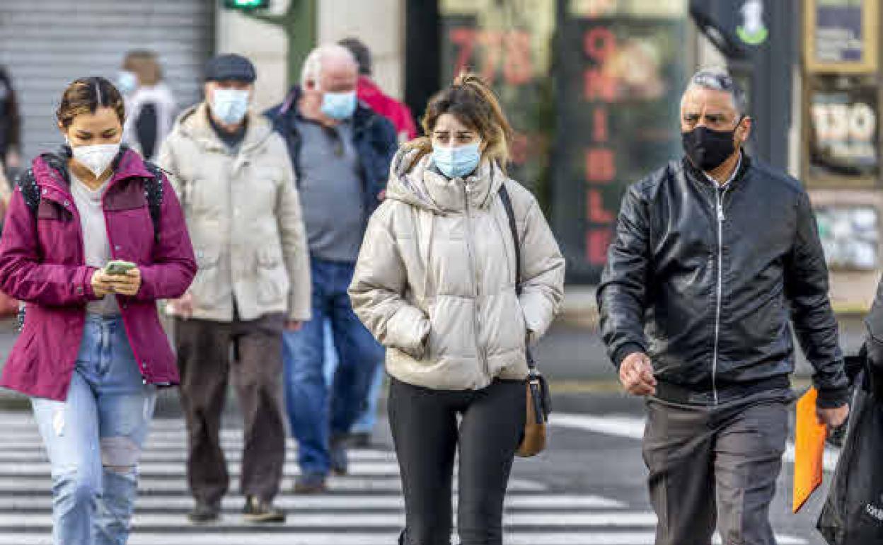 Imagen de archivo de gente paseando por las calles de Santander con mascarilla.