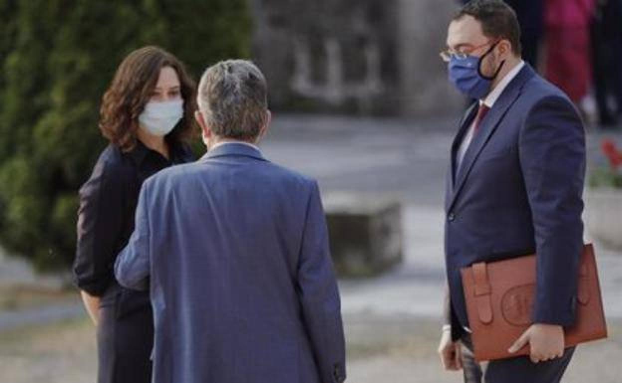 Imagen de archivo del presidente de Cantabria junto con Isabel Díaz Ayuso