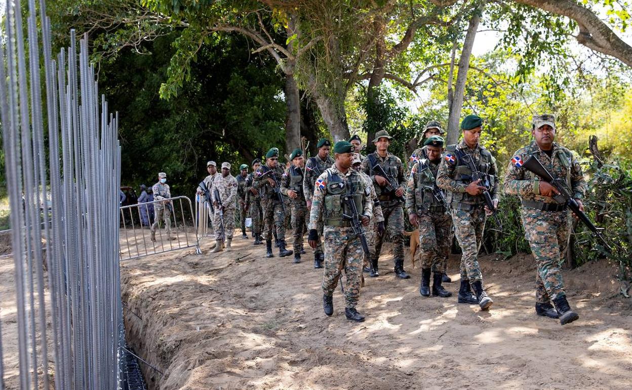 Militares dominicanos patrullan durante la inauguración del muro. 