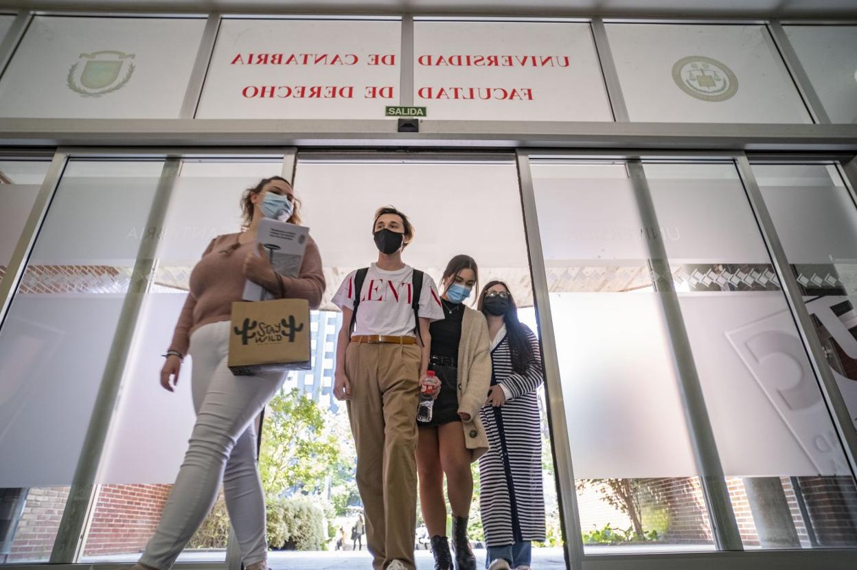 Alumnos acceden a la Facultad de Derecho de la UC, en Las Llamas. 