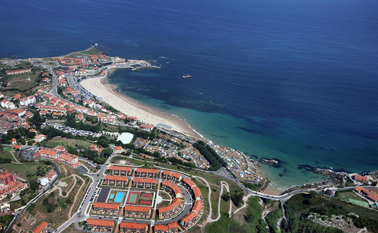 Vista aérea de la costa de Comillas. 