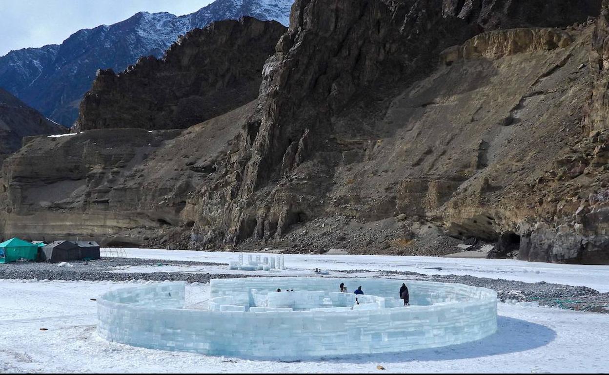 Estructura de hielo creada con bloques de hielo cortados con motosierra en el río congelado del pequeño pueblo de Chilling.