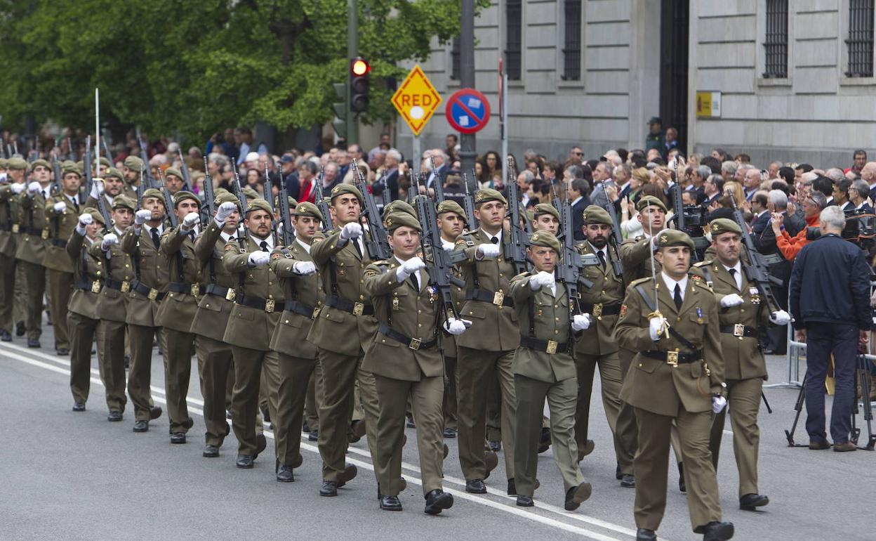 Un desfile militar celebrado en Santander en 2014.