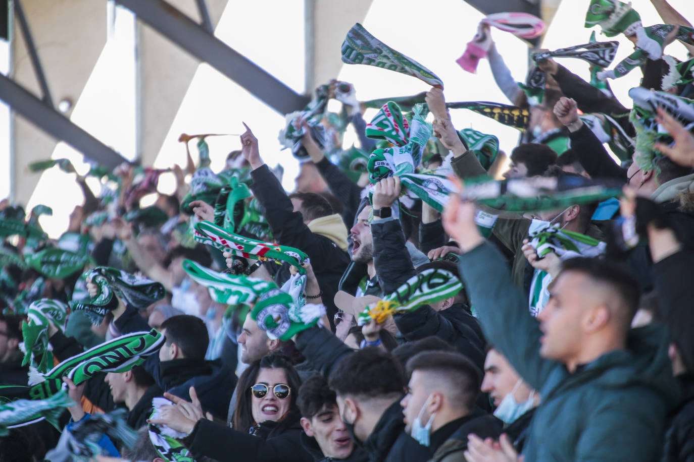 Los aficionados del Racing acudieron en masa a Salamanca para acompañar al equipo. De nuevo los seguidores se ilusionan con la posibilidad de ascender a Segunda. 