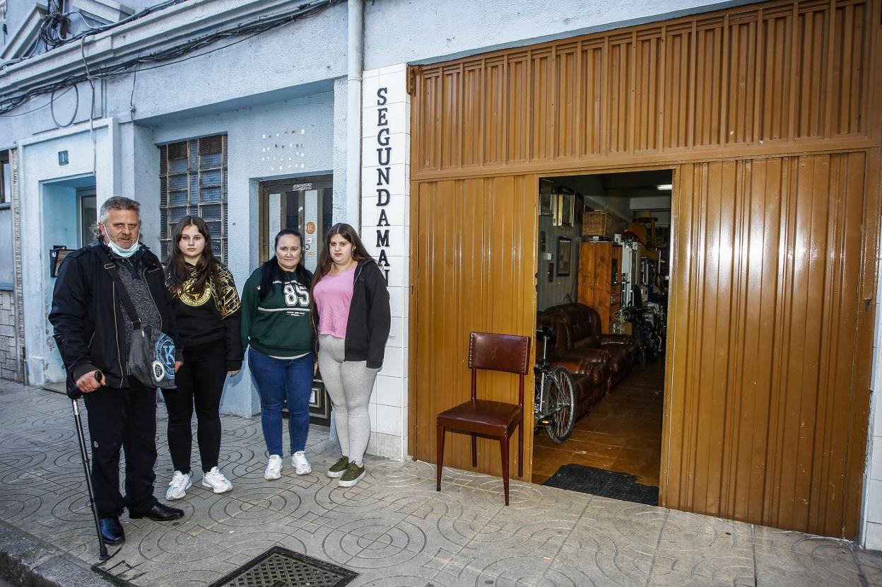 Jesús García, su mujer Inés y dos de sus hijas posan a la entrada del local en el que pasan el día. 