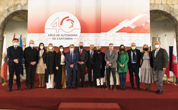 Imagen. Autoriades asistentes al acto del Parlamento.