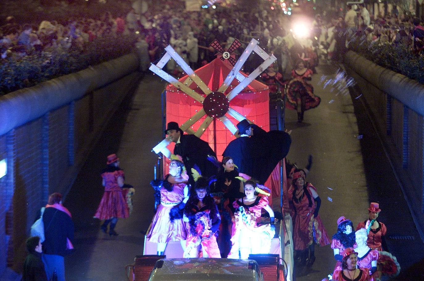 Una de las peñas participantes en el desfile carnavalesco en 2003 en Santander entrando al túnel de la calle Burgos.