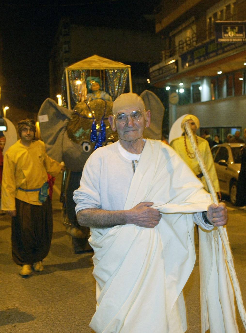 Disfrazados de Ghandi y sus seguidores en el desfile de Torrelavega en 2005.