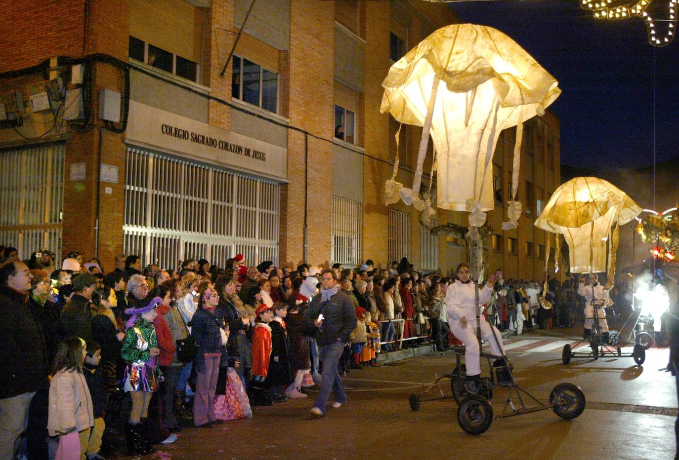 Espectáculo en el desfile de carnaval en Santoña en 2006.