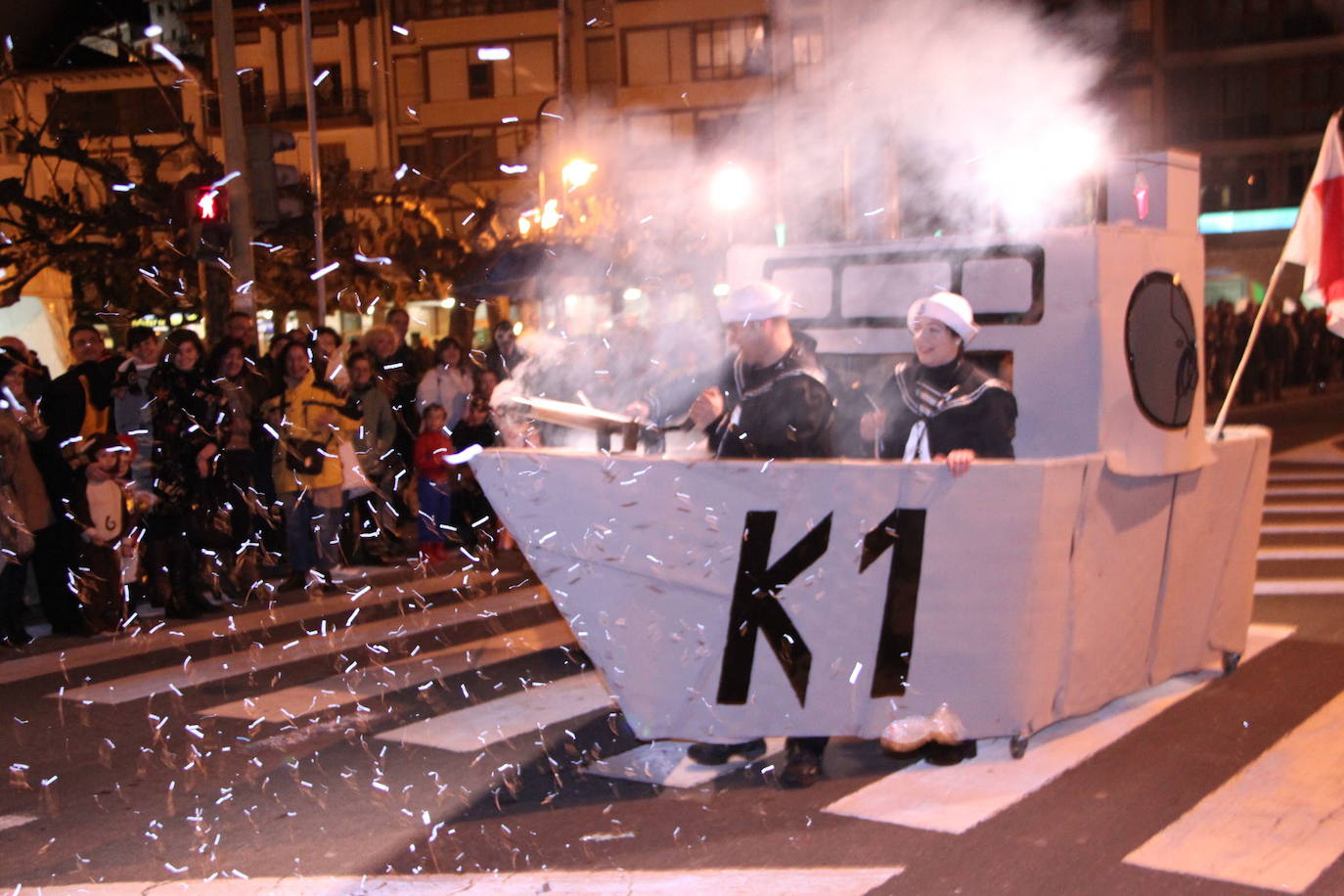 Disparos de confetti en el carnaval de San Vicente de la Barquera en 2012