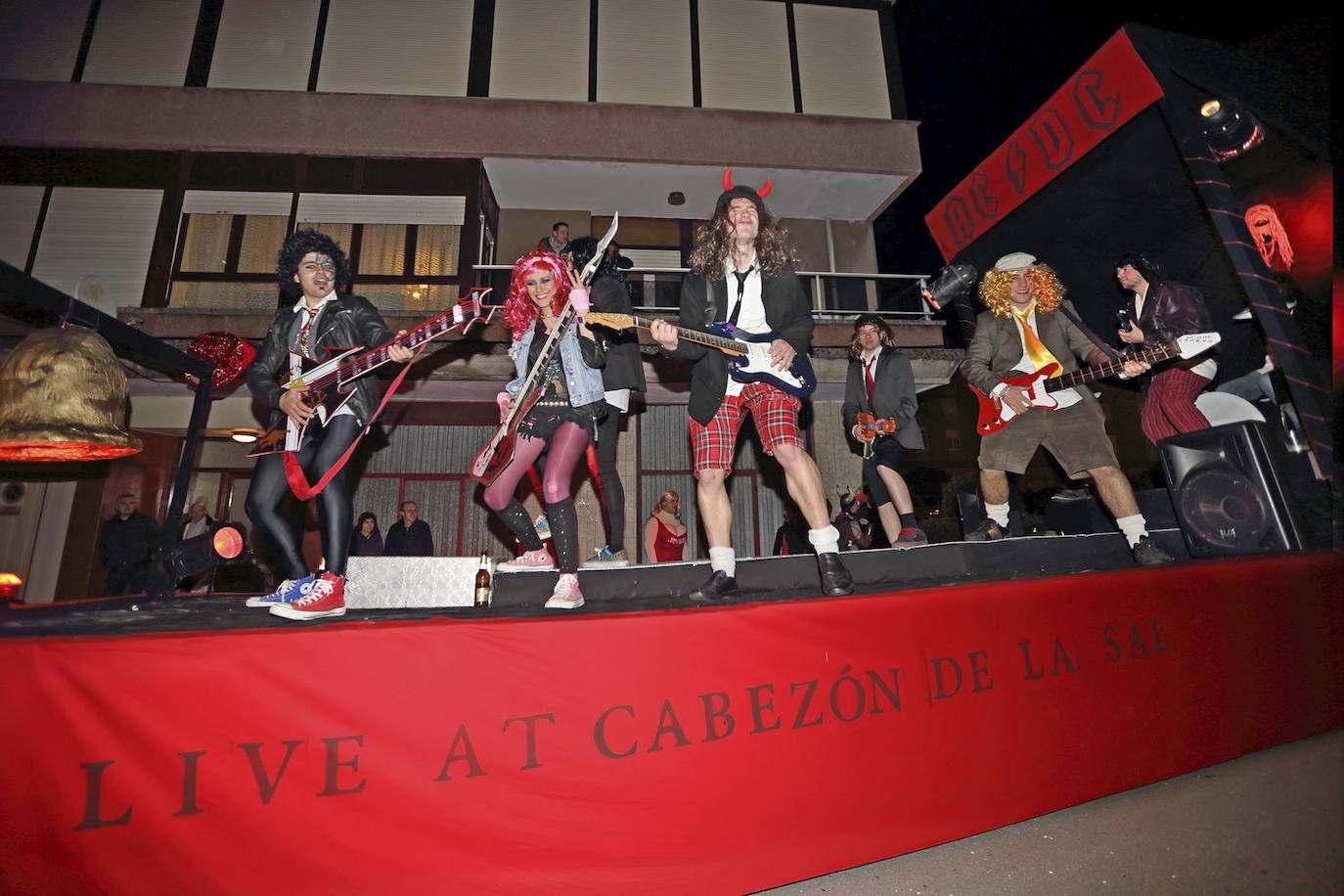 Disfrazados del grupo de rock ACDC en los carnavales de Cabezón de la Sal en 2013