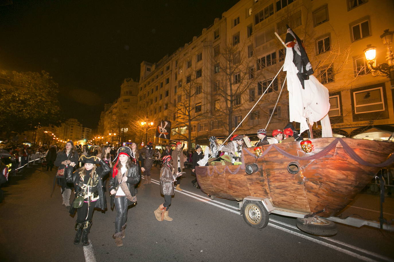 Los piratas desfilan con su barco en el carnaval de 2016 en Santander.