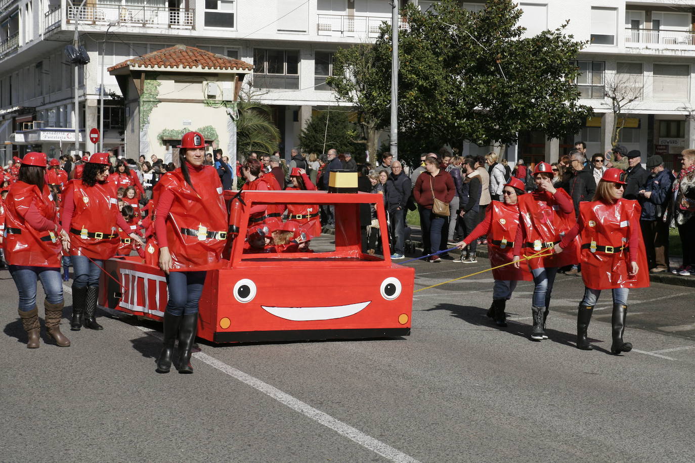 Bomberos en el carnaval infantil de Laredo en 2017.