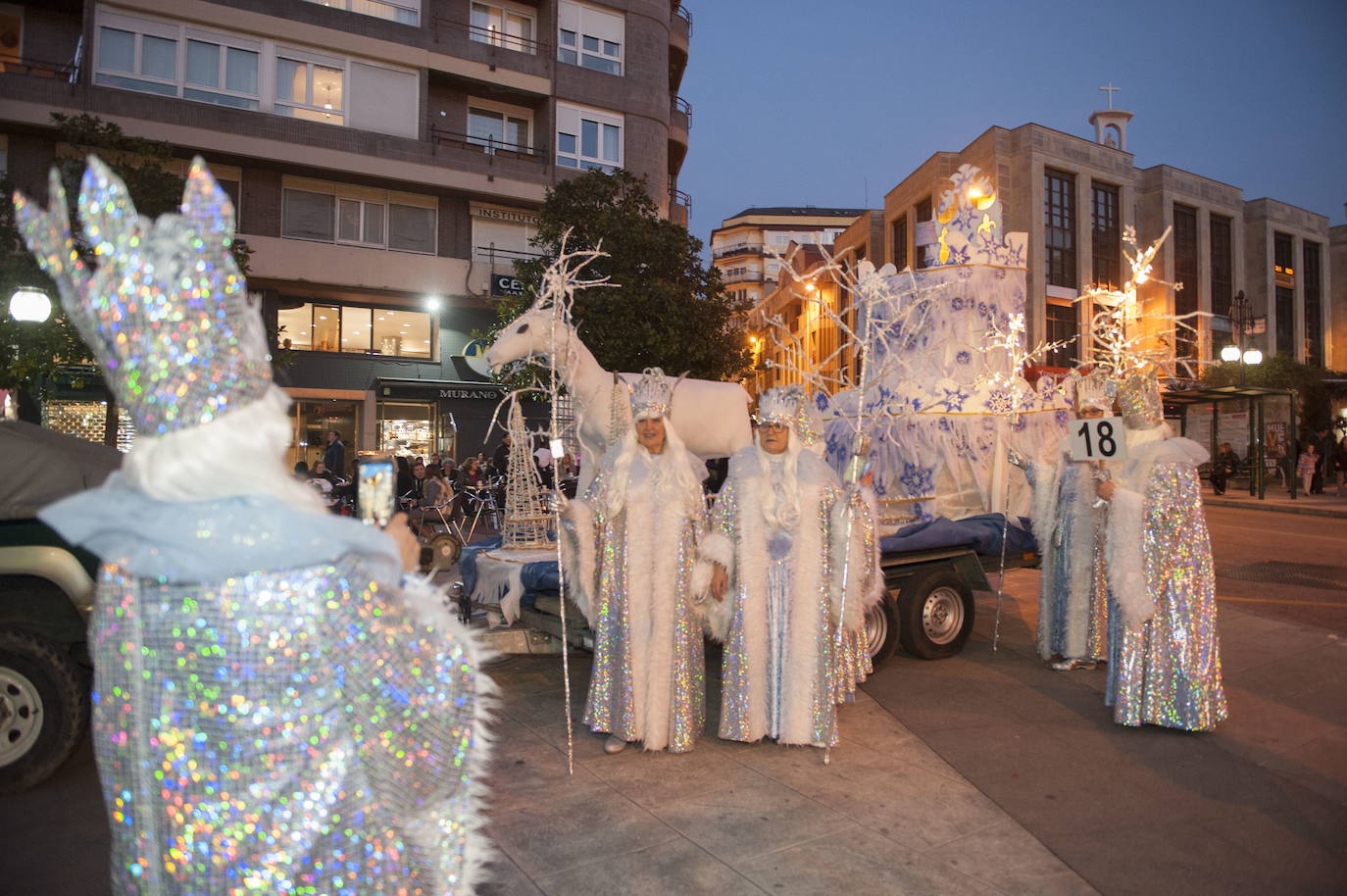 varias mujeres desfilan en el carnaval de Torrelavega en 2017