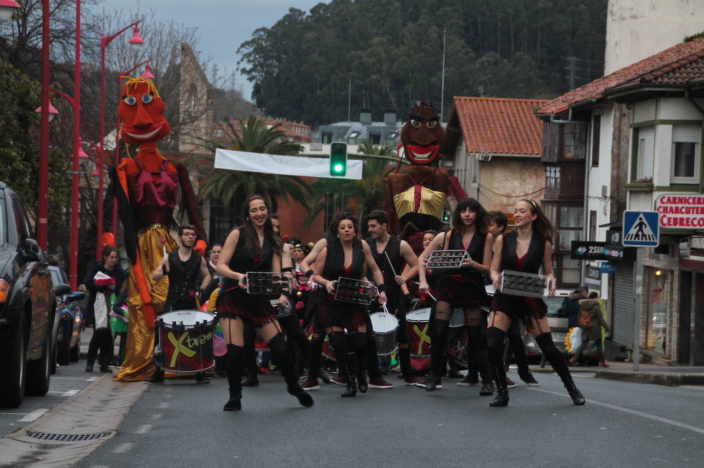 Participantes en el desfile de carnaval en Solares en 2018.