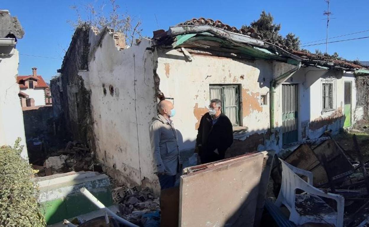 Luis Ignacio Argumosa y Julio Arranz comprobaron los primeros pasos del derribo de una vieja casa en al calle Madrid.