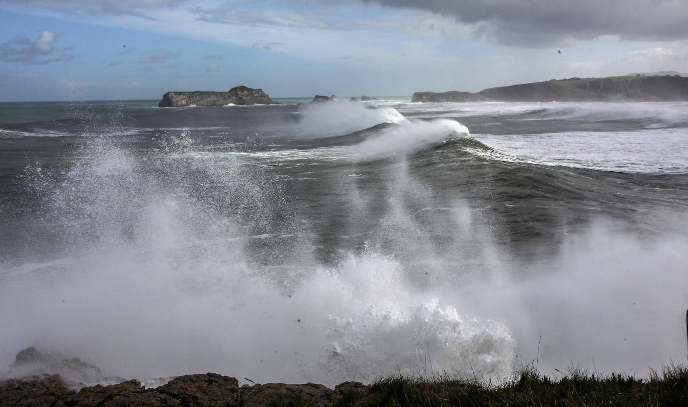 Fotos: El mar rompe con furia contra la costa, con olas de hasta seis metros