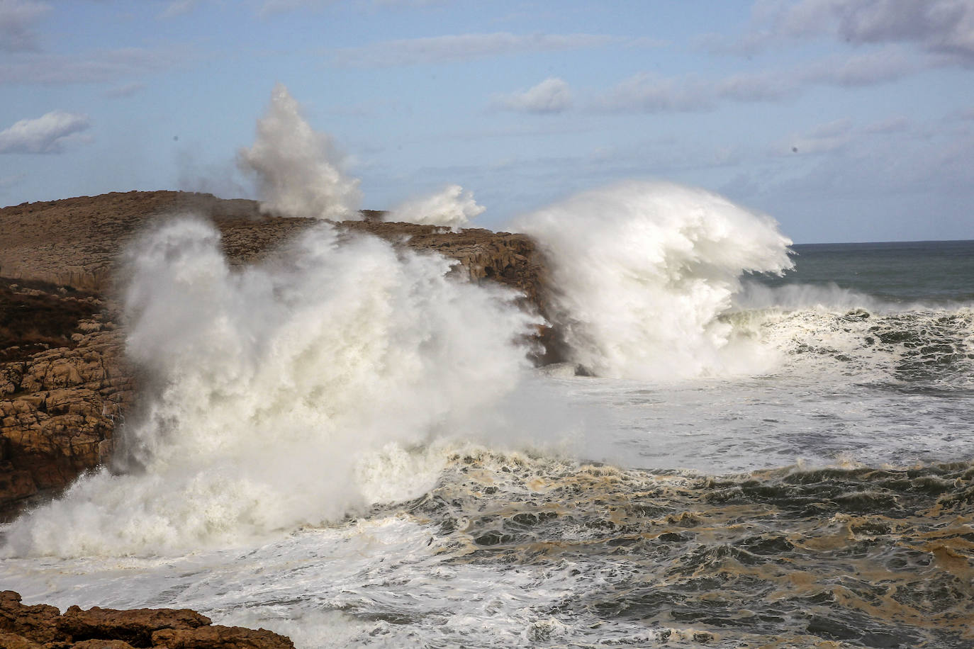 Fotos: El mar rompe con furia contra la costa, con olas de hasta seis metros