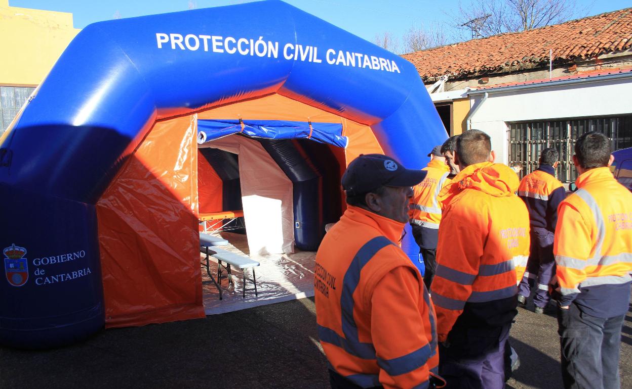 Voluntarios de Protección Civil.