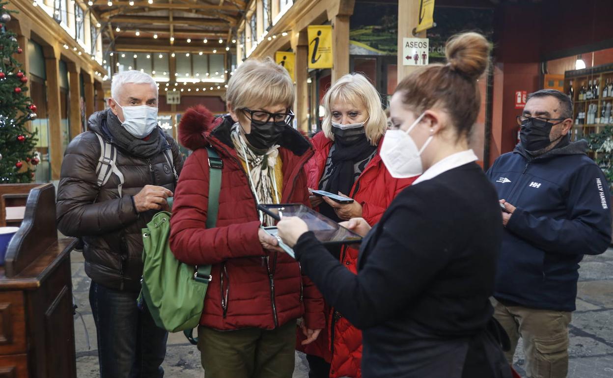 Cantabria aprobó un uso alternativo del pasaporte covid para entrar en bares y restaurantes.