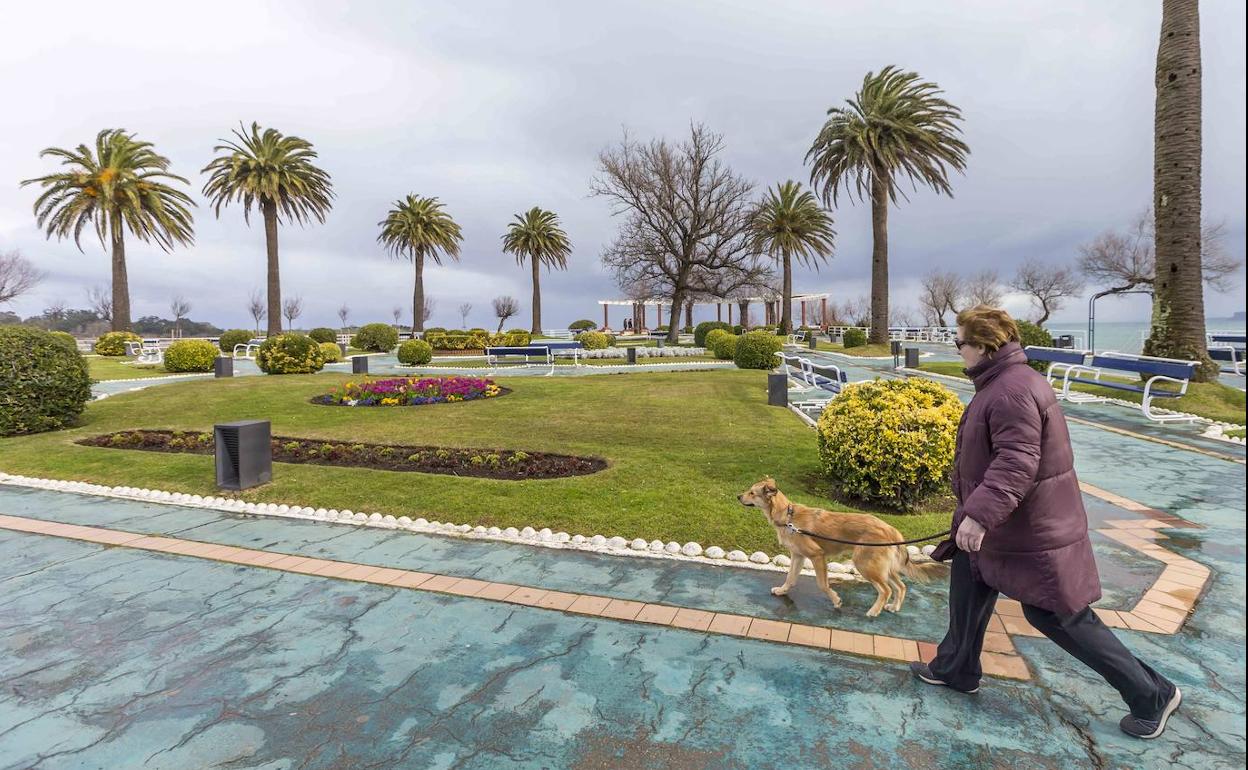 Una vecina pasea por los Jardines de Piquío. 