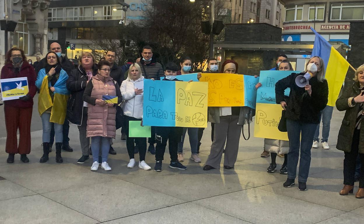 El colectivo Stop Guerra se concentró ayer en la Plaza del Ayuntamiento de Santander en protesta por la acción bélica rusa