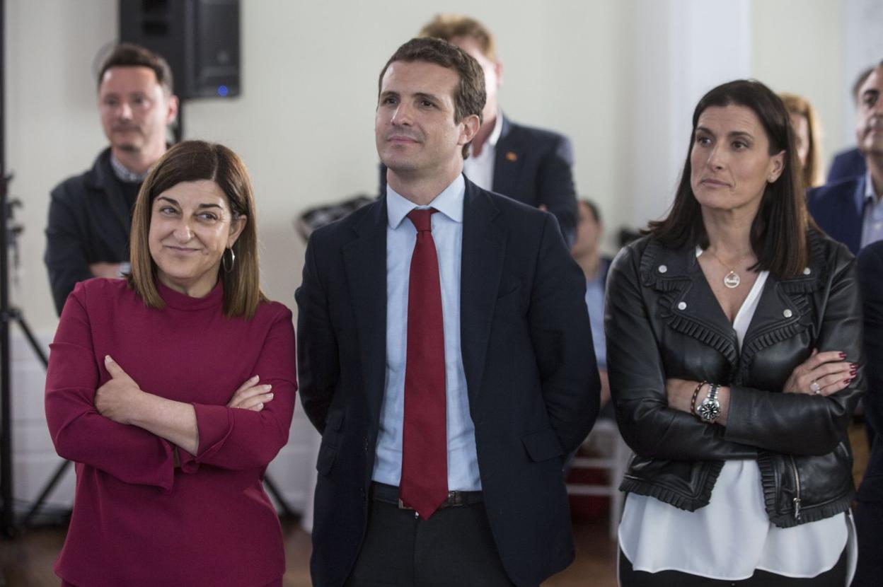 Buruaga, junto a Pablo Casado y la alcaldesa de Santander, Gema Igual, durante un acto de la campaña autonómica en mayo de 2019. 